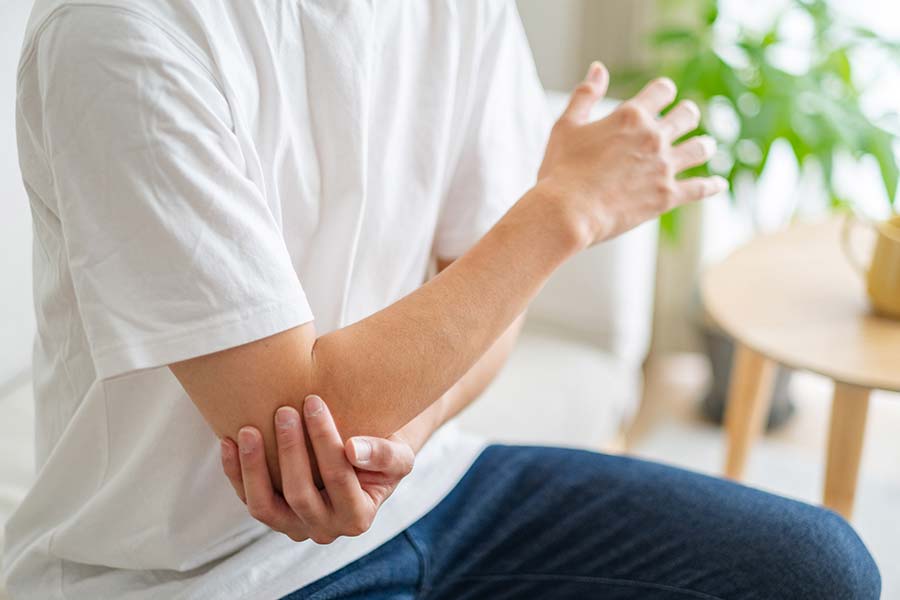 肘が痛い男性