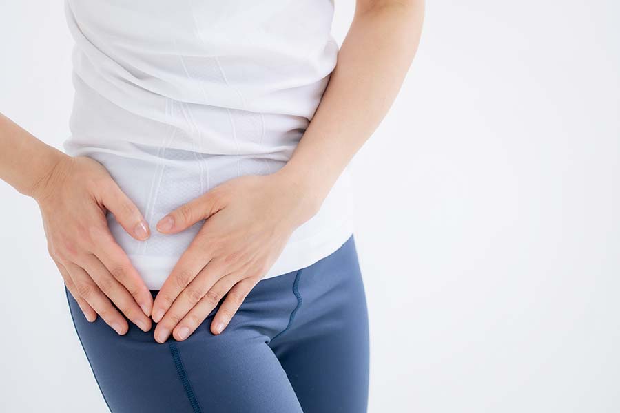 股関節の痛みを感じる女性