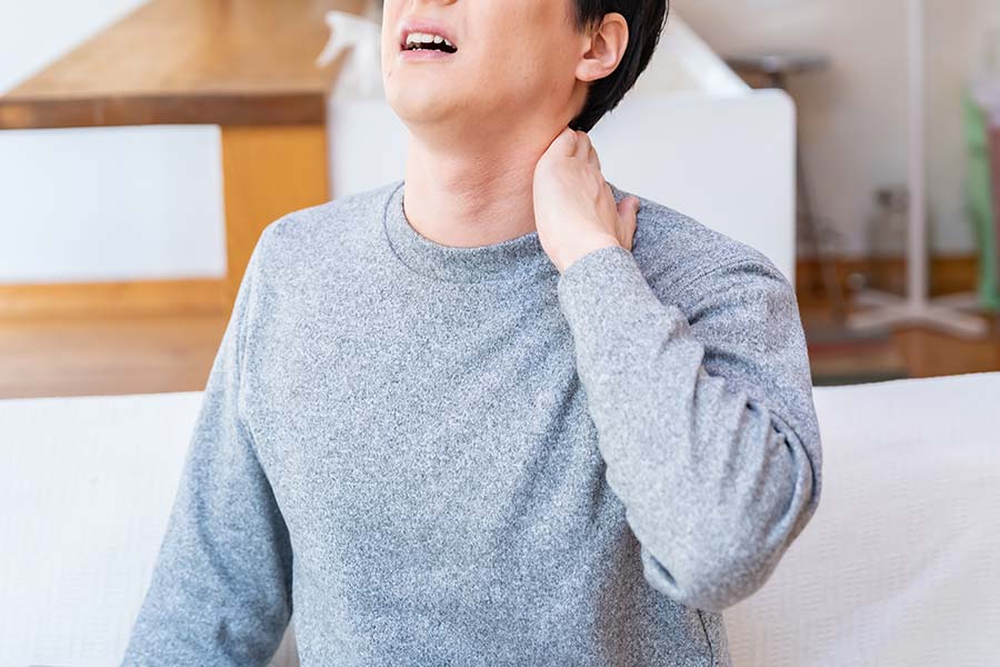 首の痛みを訴える男性
