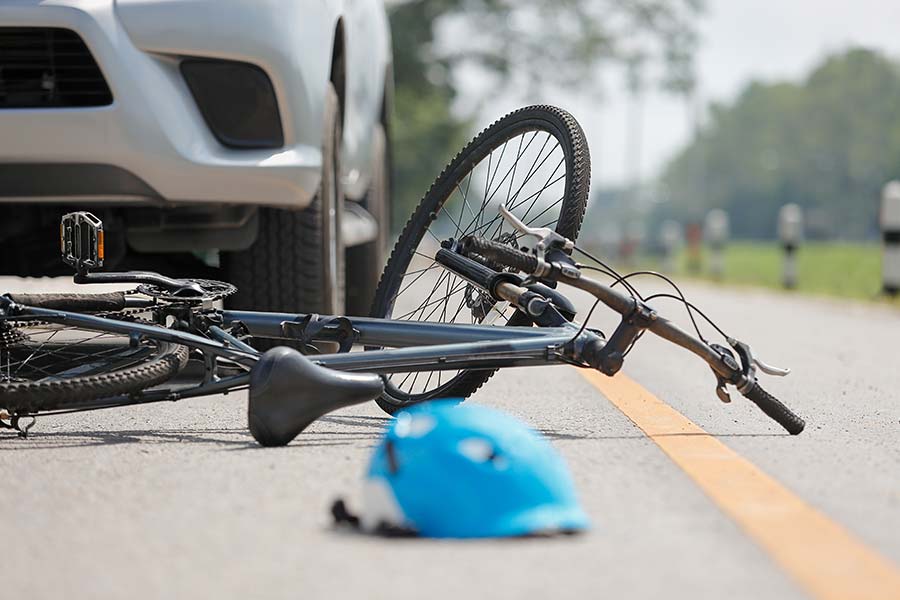 自転車が倒れている交通事故の現場